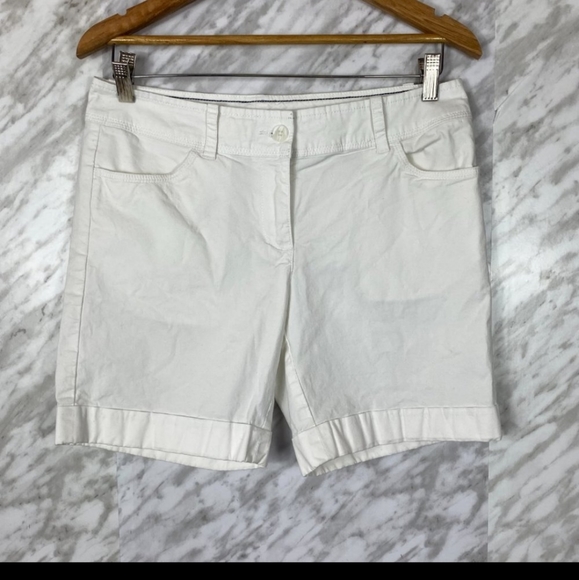 Tommy Hilfiger White Bermuda Shorts - Size 6 - Picture 2 of 5